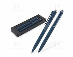 Conjunto composto por uma esferográfica e uma caneta sem tinta, ambas em alumínio 94% reciclado. A esferográfica tem escrita em azul até 1.5 km, e a caneta sem tinta permite um uso prolongado sem a necessidade de apontar. Um conjunto que proporciona uma sensação de escrita suave e fluída. Medidas:  Esferográfica: ø10 x 138 mm | Caneta sem tinta: ø10 x 138 mm.
