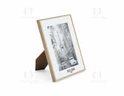 Porta-retrato em MDF com visor em acetato, ideal para fotos 10x15 cm. Pode ser usado na posição vertical ou horizontal, valorizando a decoração de mesas e superfícies planas. Conta com travas metálicas que garantem segurança e praticidade na troca da imagem.