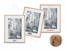 Porta-retrato em MDF com visor em acetato, ideal para fotos 10x15 cm. Pode ser usado na posição vertical ou horizontal, valorizando a decoração de mesas e superfícies planas. Conta com travas metálicas que garantem segurança e praticidade na troca da imagem.