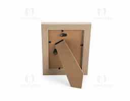 Porta-retrato em MDF com visor em acetato, ideal para fotos 10x15 cm. Pode ser usado na posição vertical ou horizontal, valorizando a decoração de mesas e superfícies planas. Conta com travas metálicas que garantem segurança e praticidade na troca da imagem.