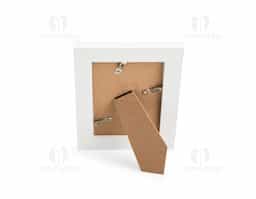 Porta-retratos para fotos 10 x 15, pode ser usado na vertical ou na horizontal. Possui moldura em PVC, visor em folha de acetato, fundo em MDF e travas metálicas.