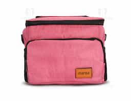 Bolsa térmica confeccionada em tecido Oxford resistente à água, com capacidade de até 11 litros, ideal para o transporte de alimentos e bebidas com praticidade. Possui fechamento em zíper e alça de nylon na tampa que facilita o manuseio. Conta com revestimento térmico interno em PEVA atóxico, que auxilia na conservação da temperatura. Apresenta compartimento frontal com plaquinha em couro sintético fixada por velcro, além de dois bolsos laterais em tela de tecido respirável com elástico. Acompanha alça transversal removível e ajustável, proporcionando maior conforto e versatilidade no transporte.