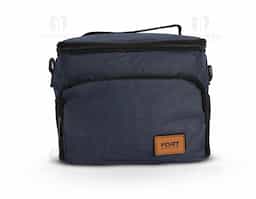 Bolsa térmica confeccionada em tecido Oxford resistente à água, com capacidade de até 11 litros, ideal para o transporte de alimentos e bebidas com praticidade. Possui fechamento em zíper e alça de nylon na tampa que facilita o manuseio. Conta com revestimento térmico interno em PEVA atóxico, que auxilia na conservação da temperatura. Apresenta compartimento frontal com plaquinha em couro sintético fixada por velcro, além de dois bolsos laterais em tela de tecido respirável com elástico. Acompanha alça transversal removível e ajustável, proporcionando maior conforto e versatilidade no transporte.