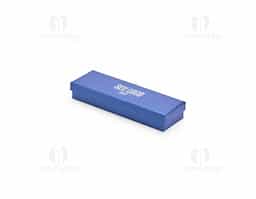Estojo em papelão com revestimento removível de duas camadas em espuma, ideal para acomodar uma caneta ou lapiseira com segurança e elegância. Um brinde corporativo funcional e sofisticado, perfeito para valorizar a apresentação do seu presente.
