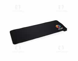 Desk pad flexível em microfibra com base antiderrapante em EVA. Apresenta bordas com cantos arredondados e faixa com iluminação LED colorida ajustável, alimentada via cabo USB. Acompanha cabo Micro-USB.