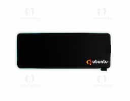 Desk pad flexível em microfibra com base antiderrapante em EVA. Apresenta bordas com cantos arredondados e faixa com iluminação LED colorida ajustável, alimentada via cabo USB. Acompanha cabo Micro-USB.