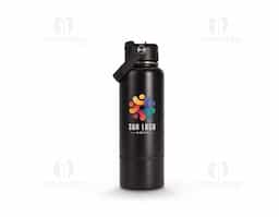 Garrafa térmica em inox com pintura eletrostática e capacidade de até 800ml. Apresenta estrutura interna de parede dupla e vedação a vácuo, o que ajuda a conservar a temperatura de líquidos por mais tempo. Conta ainda com fundo removível. Possui tampa plástica rosqueável com protetor para o bocal, bico flip, canudo interno removível e alça fixa para transporte.