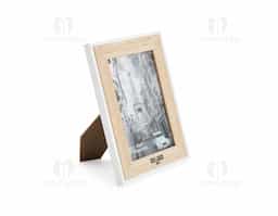 Porta-retratos para fotos 10 x 15, ideal para uso na vertical ou na horizontal. Possui moldura e fundo em MDF, visor em folha de acetato e travas metálicas.