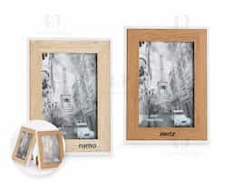 Porta-retratos para fotos 10 x 15, ideal para uso na vertical ou na horizontal. Possui moldura e fundo em MDF, visor em folha de acetato e travas metálicas.