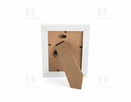 Porta-retratos para fotos 10 x 15, ideal para uso na vertical ou na horizontal. Possui moldura e fundo em MDF, visor em folha de acetato e travas metálicas.