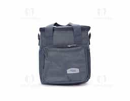 Bolsa térmica em Oxford resistente à água, com capacidade de até 7 litros e fechamento em zíper. Possui revestimento térmico em folha de alumínio na tampa e em PEVA no restante do interior, contribuindo para conservar a temperatura de alimentos e bebidas por mais tempo. Apresenta bolso frontal externo com zíper e dois bolsos laterais em tela de nylon com elástico. Dispõe ainda de duas alças laterais fixas e uma alça transversal removível.
