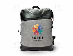 Mochila em poliéster PVC mescla com detalhes em couro sintético e capacidade de 11L. Possui divisória interna em tecido telado para notebooks até 14”, bolso frontal com zíper, alças de costas e de mão, além de engate posterior para malas. Brinde elegante e funcional para uso diário ou corporativo.