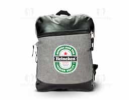 Mochila em poliéster PVC mescla com detalhes em couro sintético e capacidade de 11L. Possui divisória interna em tecido telado para notebooks até 14”, bolso frontal com zíper, alças de costas e de mão, além de engate posterior para malas. Brinde elegante e funcional para uso diário ou corporativo.