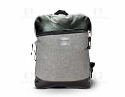 Mochila em poliéster PVC mescla com detalhes em couro sintético e capacidade de 11L. Possui divisória interna em tecido telado para notebooks até 14”, bolso frontal com zíper, alças de costas e de mão, além de engate posterior para malas. Brinde elegante e funcional para uso diário ou corporativo.