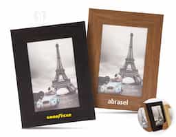 Porta-retrato para fotos 10 x 15, ideal para mesas e superfícies planas. Possui moldura em PVC, visor em acetato, fundo em MDF e travas metálicas.
