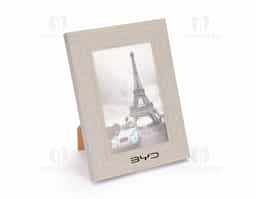 Porta-retrato para fotos 10 x 15, ideal para mesas e superfícies planas. Possui moldura em PVC, visor em acetato, fundo em MDF e travas metálicas.