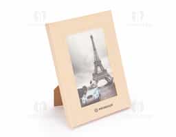 Porta-retrato para fotos 10 x 15, ideal para mesas e superfícies planas. Possui moldura em PVC, visor em acetato, fundo em MDF e travas metálicas.