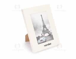 Porta-retrato para fotos 10 x 15, ideal para mesas e superfícies planas. Possui moldura em PVC, visor em acetato, fundo em MDF e travas metálicas.