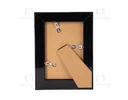 Porta-retrato para fotos 10 x 15, ideal para mesas e superfícies planas. Possui moldura em PVC, visor em acetato, fundo em MDF e travas metálicas.