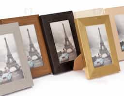 Porta-retrato para fotos 10 x 15, ideal para mesas e superfícies planas. Possui moldura em PVC, visor em acetato, fundo em MDF e travas metálicas.