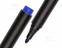 Caneta marcadora plástica com ponta em formato de pincel. Possui tinta atóxica à base de óleo com solvente alcoólico.