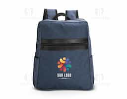 Mochila confeccionada em Poliéster PVC Mescla resistente à água, detalhes em couro sintético, fechamento em zíper e capacidade de até 18 litros. Possui compartimento interno com divisória em tela de nylon, ideal para notebooks de até 15,6 polegadas. Conta ainda com compartimento externo e dois bolsos laterais.