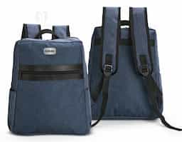 Mochila confeccionada em Poliéster PVC Mescla resistente à água, detalhes em couro sintético, fechamento em zíper e capacidade de até 18 litros. Possui compartimento interno com divisória em tela de nylon, ideal para notebooks de até 15,6 polegadas. Conta ainda com compartimento externo e dois bolsos laterais.