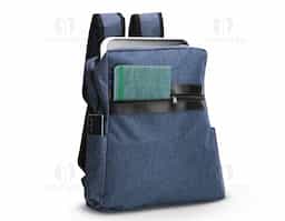 Mochila confeccionada em Poliéster PVC Mescla resistente à água, detalhes em couro sintético, fechamento em zíper e capacidade de até 18 litros. Possui compartimento interno com divisória em tela de nylon, ideal para notebooks de até 15,6 polegadas. Conta ainda com compartimento externo e dois bolsos laterais.
