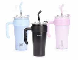 Caneca térmica em inox com capacidade máxima de 800ml. Possui estrutura em parede dupla, alça ergonômica em plástico, tampa rosqueável com vedação a vácuo, protetor para bocal e acesso para canudo com tampa em silicone. Acompanha canudo de inox com ponta de silicone removível.