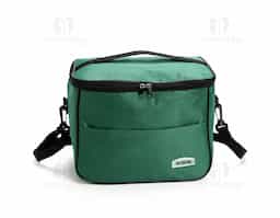 Bolsa térmica confeccionada em tecido Oxford resistente à água, com capacidade de até 13 litros, ideal para o transporte prático de alimentos e bebidas. Possui fechamento em zíper e revestimento térmico interno em folha de alumínio, que contribui para a conservação da temperatura por mais tempo. Conta com bolso frontal externo com plaquinha em PVC destinada à personalização. Dispõe ainda de duas alças: uma fixa na tampa para manuseio rápido e outra transversal removível, que oferece mais conforto e versatilidade no transporte.