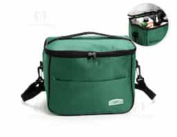 Bolsa térmica confeccionada em tecido Oxford resistente à água, com capacidade de até 13 litros, ideal para o transporte prático de alimentos e bebidas. Possui fechamento em zíper e revestimento térmico interno em folha de alumínio, que contribui para a conservação da temperatura por mais tempo. Conta com bolso frontal externo com plaquinha em PVC destinada à personalização. Dispõe ainda de duas alças: uma fixa na tampa para manuseio rápido e outra transversal removível, que oferece mais conforto e versatilidade no transporte.
