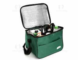 Bolsa térmica confeccionada em tecido Oxford resistente à água, com capacidade de até 13 litros, ideal para o transporte prático de alimentos e bebidas. Possui fechamento em zíper e revestimento térmico interno em folha de alumínio, que contribui para a conservação da temperatura por mais tempo. Conta com bolso frontal externo com plaquinha em PVC destinada à personalização. Dispõe ainda de duas alças: uma fixa na tampa para manuseio rápido e outra transversal removível, que oferece mais conforto e versatilidade no transporte.