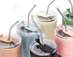 Caneca térmica em inox com pintura eletrostática e capacidade de até 600ml. Apresenta estrutura de parede dupla, base antiderrapante e tampa plástica com vedação a vácuo, protetor emborrachado para o bocal com acesso para canudo. Acompanha canudo de inox com ponta removível em plástico.