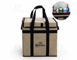 Bolsa térmica confeccionada em tecido Oxford impermeável, com capacidade máxima de 35 litros, ideal para o transporte de alimentos e bebidas em maior volume. Possui fechamento em velcro e armação interna em placa de PVC que proporciona maior estrutura e estabilidade. Conta com junção inferior em velcro que facilita o armazenamento quando não estiver em uso. Apresenta revestimento térmico interno em folha de alumínio, que auxilia na conservação da temperatura, além de par de alças em nylon que garantem praticidade e conforto no transporte.
