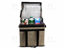 Bolsa térmica confeccionada em tecido Oxford impermeável, com capacidade máxima de 35 litros, ideal para o transporte de alimentos e bebidas em maior volume. Possui fechamento em velcro e armação interna em placa de PVC que proporciona maior estrutura e estabilidade. Conta com junção inferior em velcro que facilita o armazenamento quando não estiver em uso. Apresenta revestimento térmico interno em folha de alumínio, que auxilia na conservação da temperatura, além de par de alças em nylon que garantem praticidade e conforto no transporte.