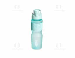 Squeeze plástico com acabamento fosco e capacidade de até 750ml. Possui luva emborrachada, tampa rosqueável com bocal e alça fixa para transporte. O bocal conta ainda com uma tampa de proteção com trava de segurança.