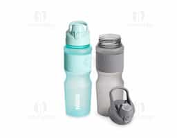 Squeeze plástico com acabamento fosco e capacidade de até 750ml. Possui luva emborrachada, tampa rosqueável com bocal e alça fixa para transporte. O bocal conta ainda com uma tampa de proteção com trava de segurança.