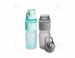 Squeeze plástico com acabamento fosco e capacidade de até 750ml. Possui luva emborrachada, tampa rosqueável com bocal e alça fixa para transporte. O bocal conta ainda com uma tampa de proteção com trava de segurança.