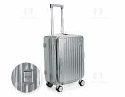 Mala de viagem feita em policarbonato (PC) com capacidade de até 32 litros. Apresenta compartimentos internos de difernetes tamanhos, incluindo um bolso telado e outro em plástico para itens molhados. Possui alça superior, alça lateral, puxador retrátil ajustável em dois níveis, quatro rodinhas com rotação de 360 graus, suporte para copo ou garrafa, quatro apoios laterais e cadeado numérico TSA. Dispõe ainda de compartimento frontal com três bolsos em tamanhos variados.