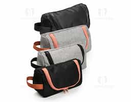 Nécessaire confeccionada em nylon resistente à água, ideal para proteger os itens contra respingos e umidade. Possui fechamento em zíper que garante segurança no armazenamento e divisória interna em tela de nylon, facilitando a organização e visualização dos objetos. Conta ainda com alça lateral para transporte, proporcionando praticidade no dia a dia ou em viagens. Uma excelente opção de brinde corporativo funcional e versátil.