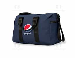 Bolsa confeccionada em couro sintético impermeável com fechamento em zíper e capacidade máxima de 14 litros. Apresenta compartimento interno revestido em nylon e bolso dedicado a objetos menores. Possui dois compartimentos externos em tamanhos diferentes, bolso em tela de nylon e três alças: duas de mão e uma transversal removível.