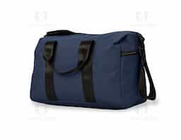 Bolsa confeccionada em couro sintético impermeável com fechamento em zíper e capacidade máxima de 14 litros. Apresenta compartimento interno revestido em nylon e bolso dedicado a objetos menores. Possui dois compartimentos externos em tamanhos diferentes, bolso em tela de nylon e três alças: duas de mão e uma transversal removível.