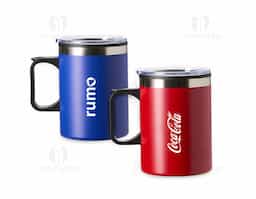 Caneca plástica com capacidade de até 375ml e revestimento externo em inox que reduz o contato direto com a temperatura dos líquidos. Conta com tampa plástica com bocal e trava de segurança, além de base emborrachada antiderrapante.