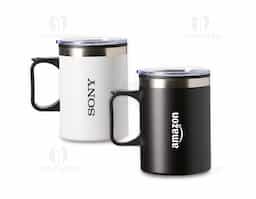 Caneca plástica com capacidade de até 375ml e revestimento externo em inox que reduz o contato direto com a temperatura dos líquidos. Conta com tampa plástica com bocal e trava de segurança, além de base emborrachada antiderrapante.