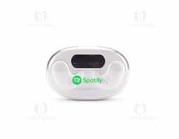 Fones de ouvido intra-auriculares sem fio, com estrutura leve e compacta em plástico e conexão via Bluetooth 5.3, garantindo estabilidade durante o uso. Possui estojo de carregamento com display de LED para visualizar o nível de carga. Acompanha cabo USB-C.