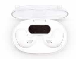 Fones de ouvido intra-auriculares sem fio, com estrutura leve e compacta em plástico e conexão via Bluetooth 5.3, garantindo estabilidade durante o uso. Possui estojo de carregamento com display de LED para visualizar o nível de carga. Acompanha cabo USB-C.