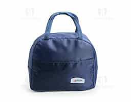 Bolsa térmica leve confeccionada em tecido Oxford impermeável, com capacidade máxima de 5 litros, ideal para transportar alimentos e bebidas com praticidade. Possui revestimento interno em folha de alumínio que contribui para a conservação da temperatura por mais tempo. Conta com bolso frontal com plaquinha fixa em plástico destinada à personalização, além de par de alças em nylon que proporcionam maior comodidade e segurança durante o transporte.