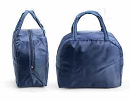 Bolsa térmica leve confeccionada em tecido Oxford impermeável, com capacidade máxima de 5 litros, ideal para transportar alimentos e bebidas com praticidade. Possui revestimento interno em folha de alumínio que contribui para a conservação da temperatura por mais tempo. Conta com bolso frontal com plaquinha fixa em plástico destinada à personalização, além de par de alças em nylon que proporcionam maior comodidade e segurança durante o transporte.