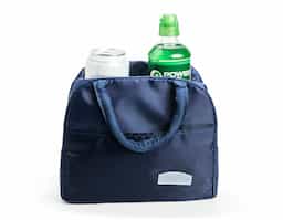 Bolsa térmica leve confeccionada em tecido Oxford impermeável, com capacidade máxima de 5 litros, ideal para transportar alimentos e bebidas com praticidade. Possui revestimento interno em folha de alumínio que contribui para a conservação da temperatura por mais tempo. Conta com bolso frontal com plaquinha fixa em plástico destinada à personalização, além de par de alças em nylon que proporcionam maior comodidade e segurança durante o transporte.
