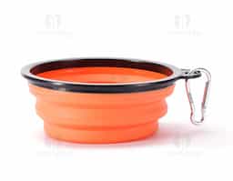 Tigela retrátil para pets feita em silicone com borda plástica equipada com encaixe para mosquetão e capacidade de até 350ml. Acompanha mosquetão metálico para facilitar o transporte.